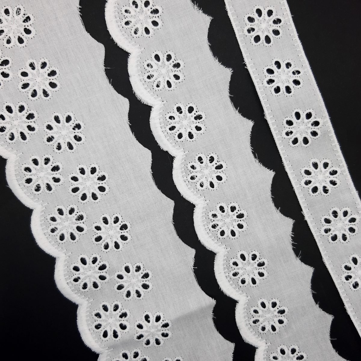 Tira bordada blanca flores caladas