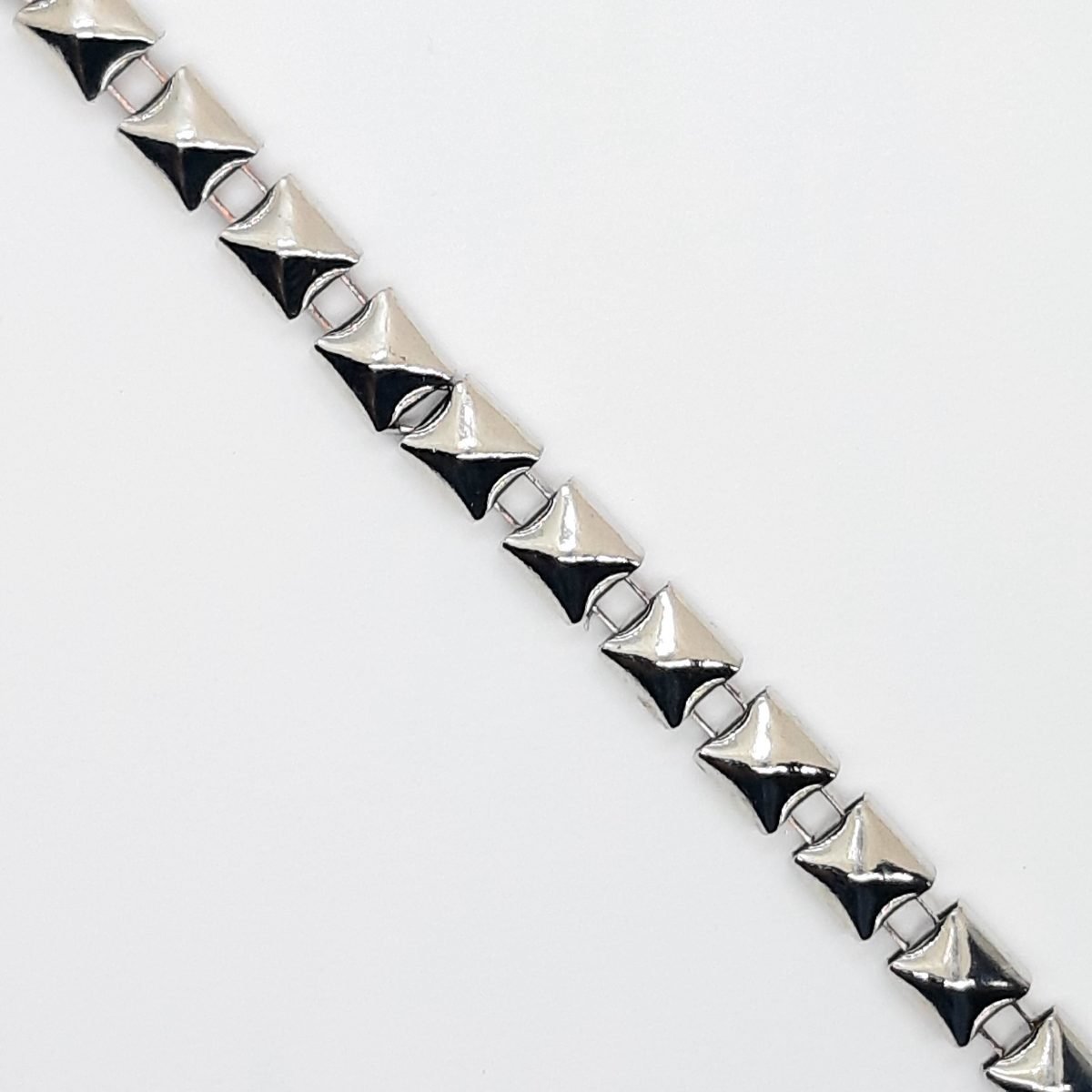 Cadena tachas de acero plateada 