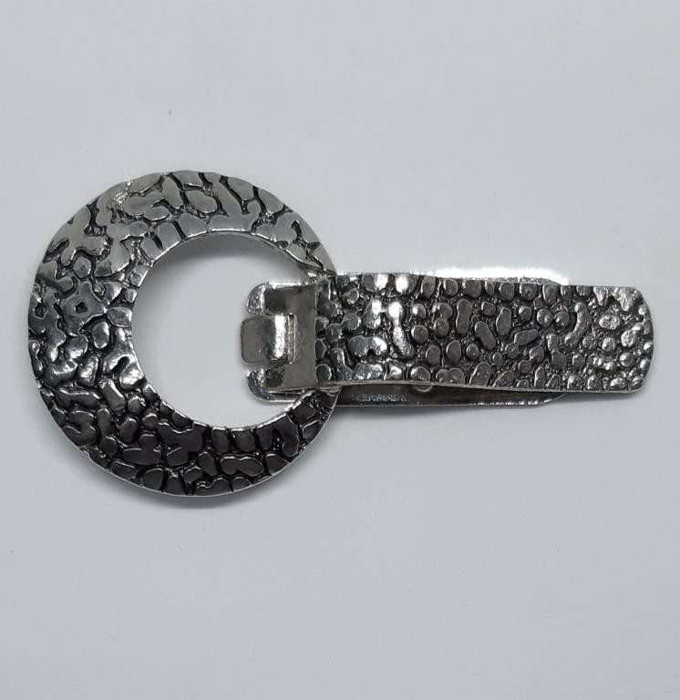 Cierre metálico plateado decorativo 