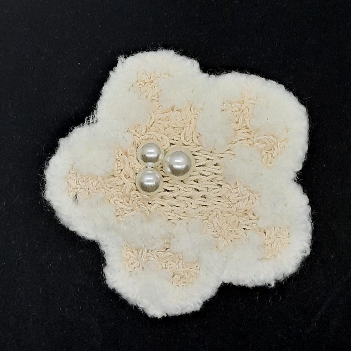 Aplique ganchillo flor con perlas decorativas 