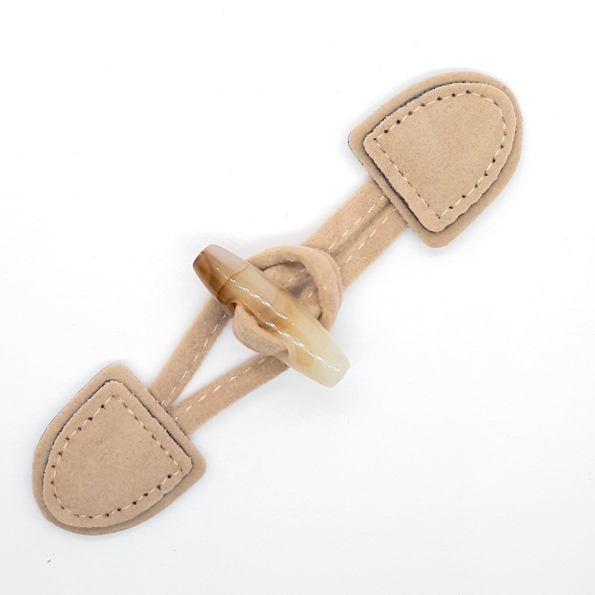 Broche trenca imitación ante de color beige