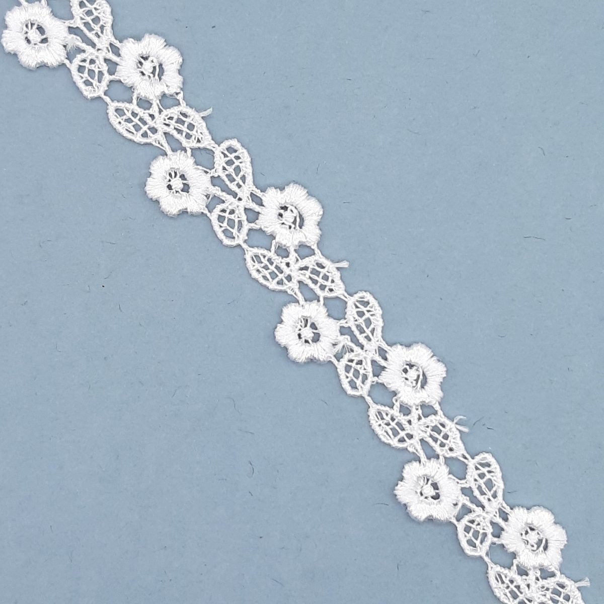 Tira de flores de guipur color blanco de 1,8 cms