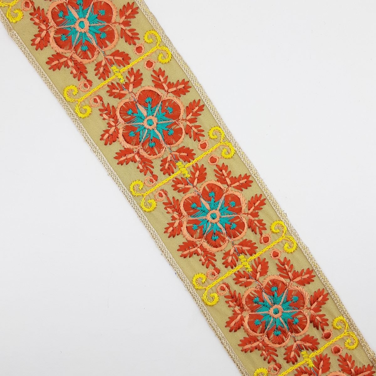 Galón tapacosturas bordado flor 5,5 cms