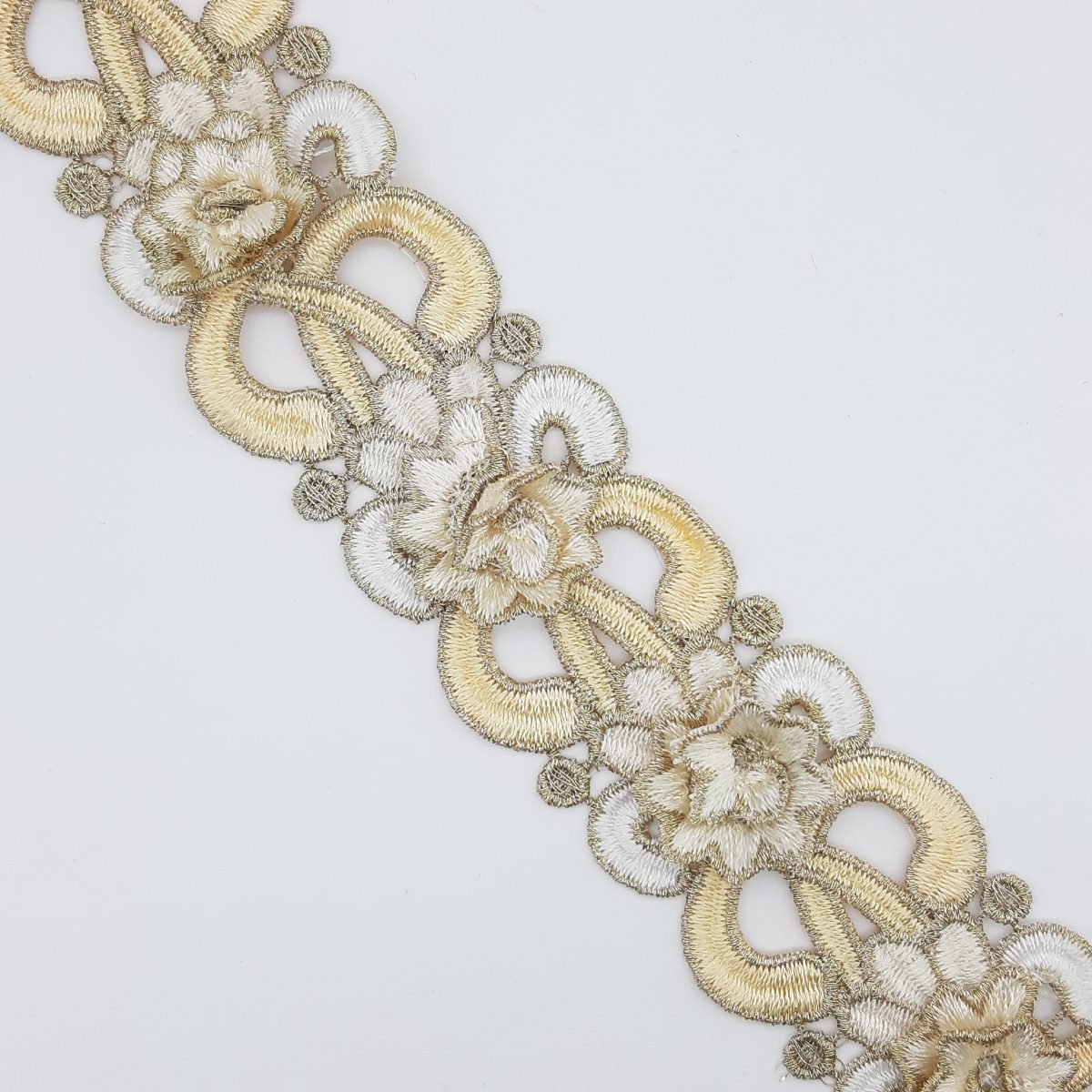 Tira de flores metalizada beige y dorada de 4,5 cms