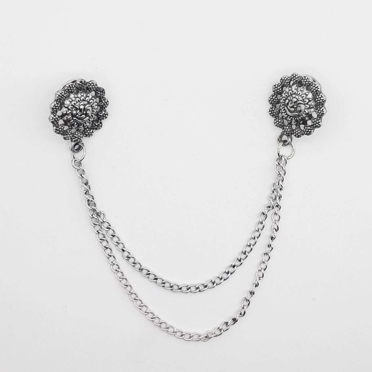 Broche de pin con cadena metálica