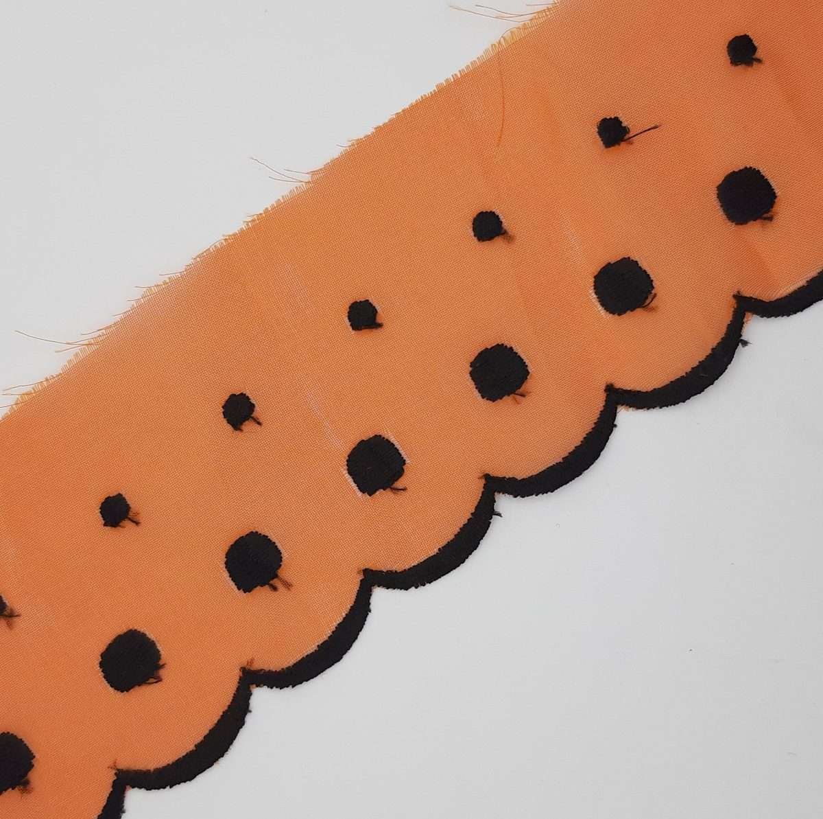 Tira bordada de organza con bordado y remate en seda color naranja y negro