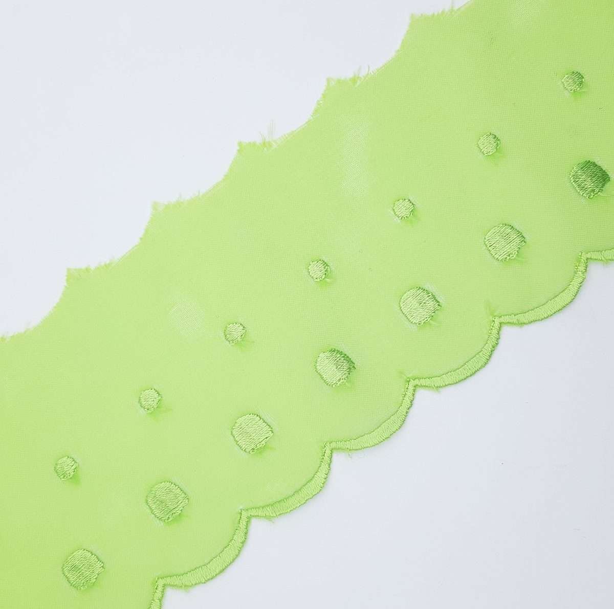 Tira bordada de organza con bordado y remate en seda color verde pistacho