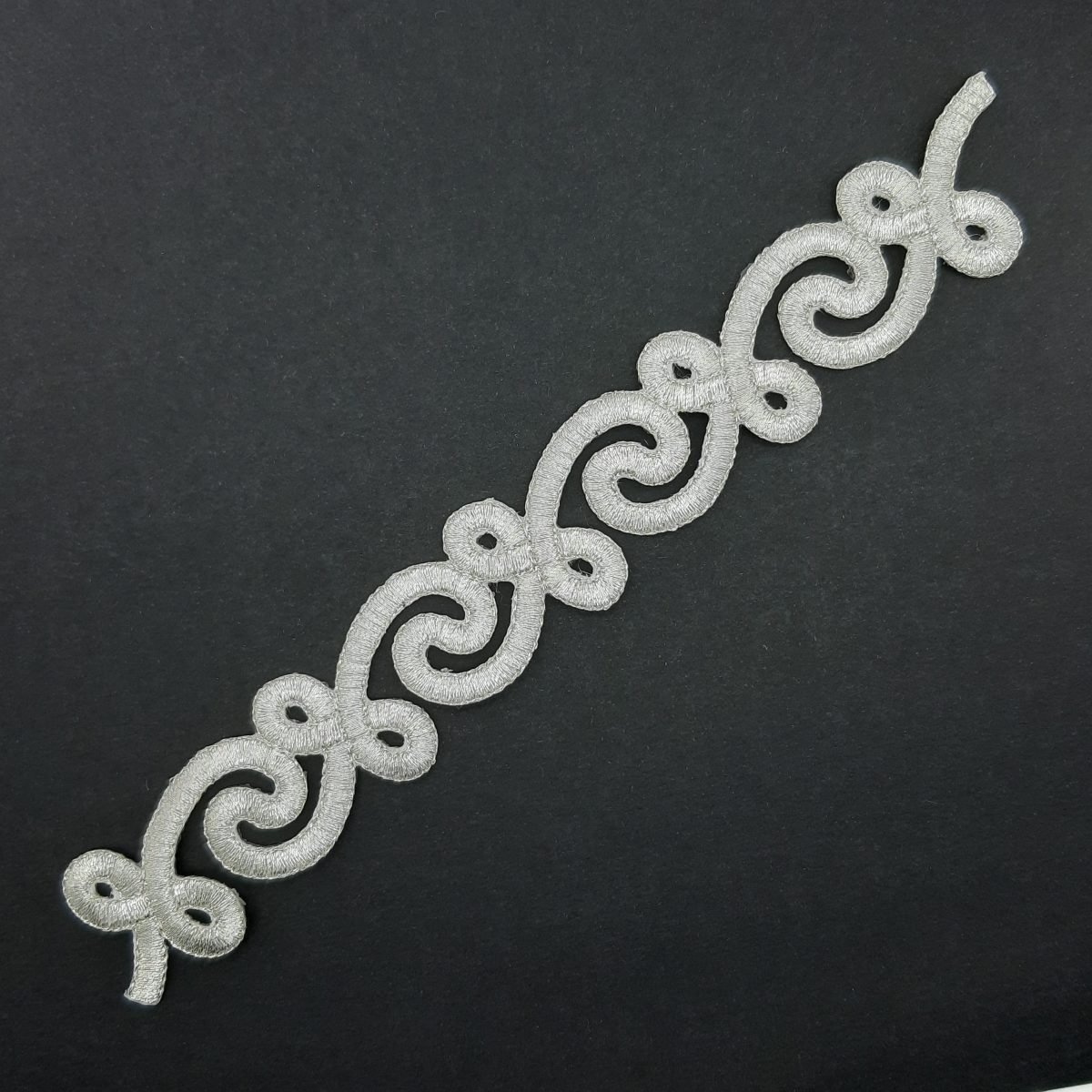 Aplique bordado metalizado 20 x 2,5 cms