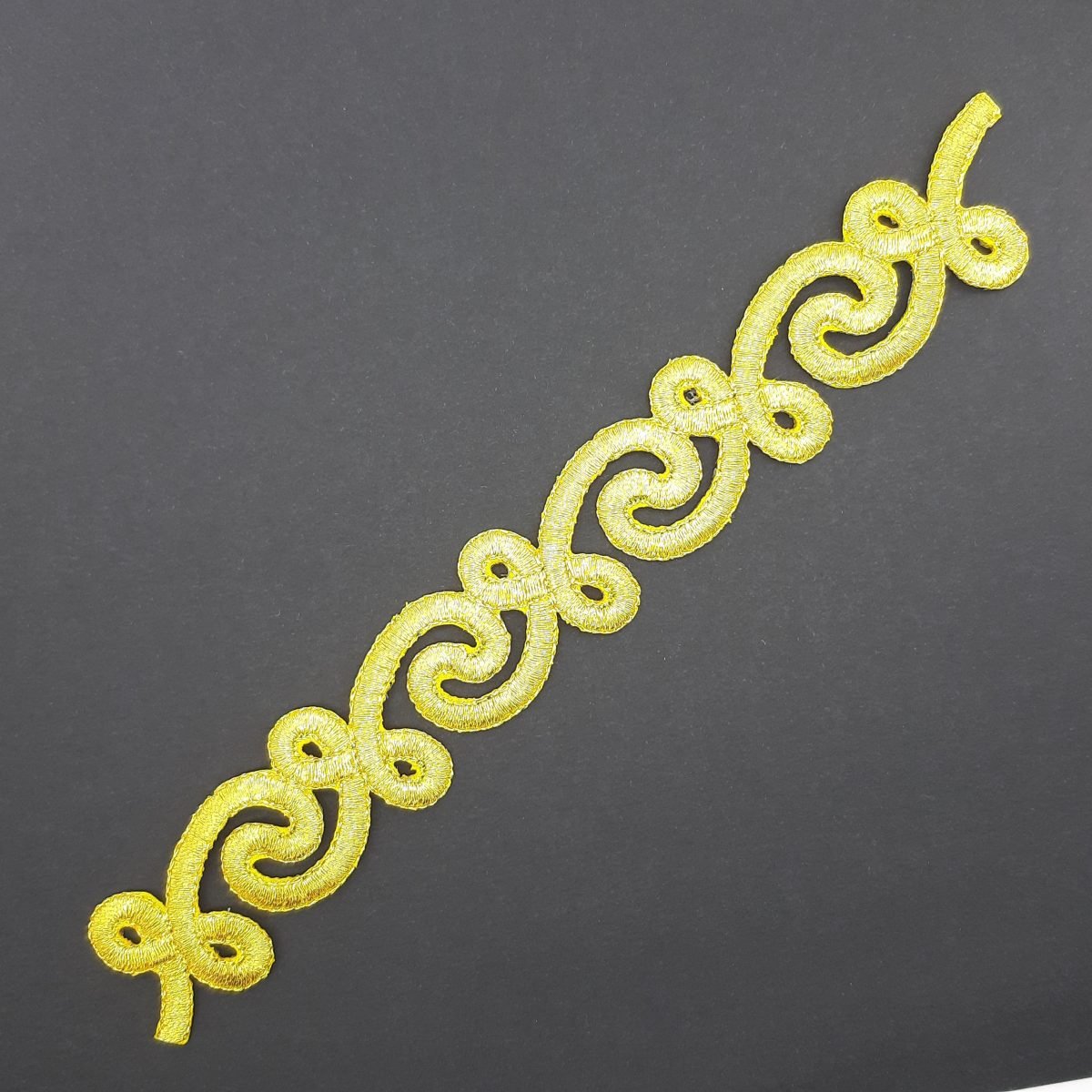 Aplique bordado metalizado dorado termoadhesivo de 20 x 2,5 cms