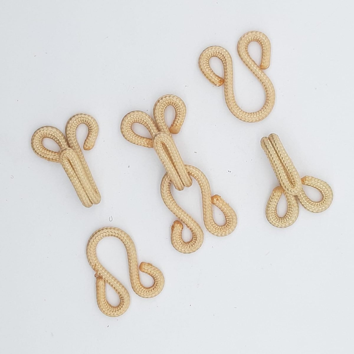 Corcheta peletero forrada de tela camel