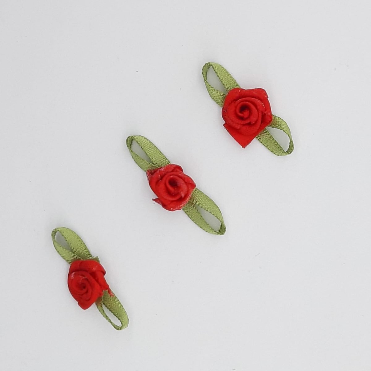 Flor de raso rojo con lazo verde decorativo