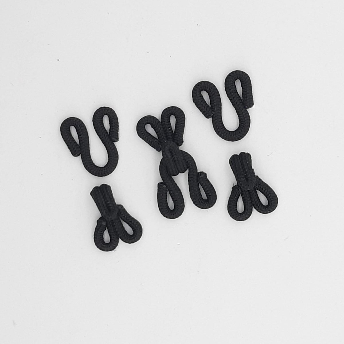 Corchete forrado peletero pequeño negro de 24 x 12 mm