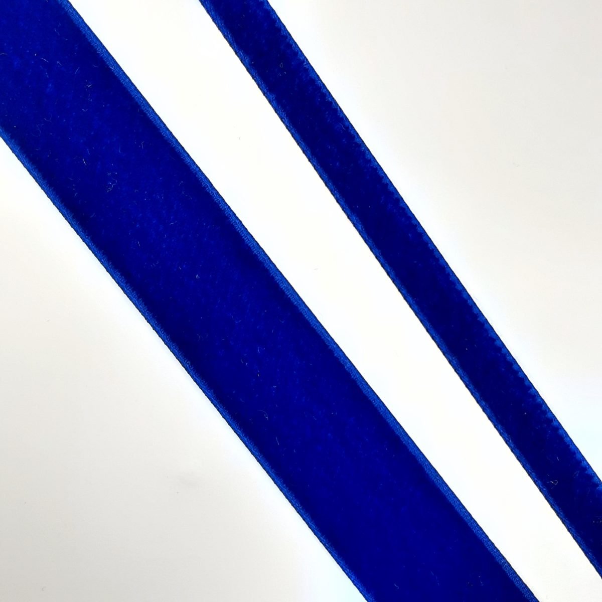 Cinta de terciopelo azulón