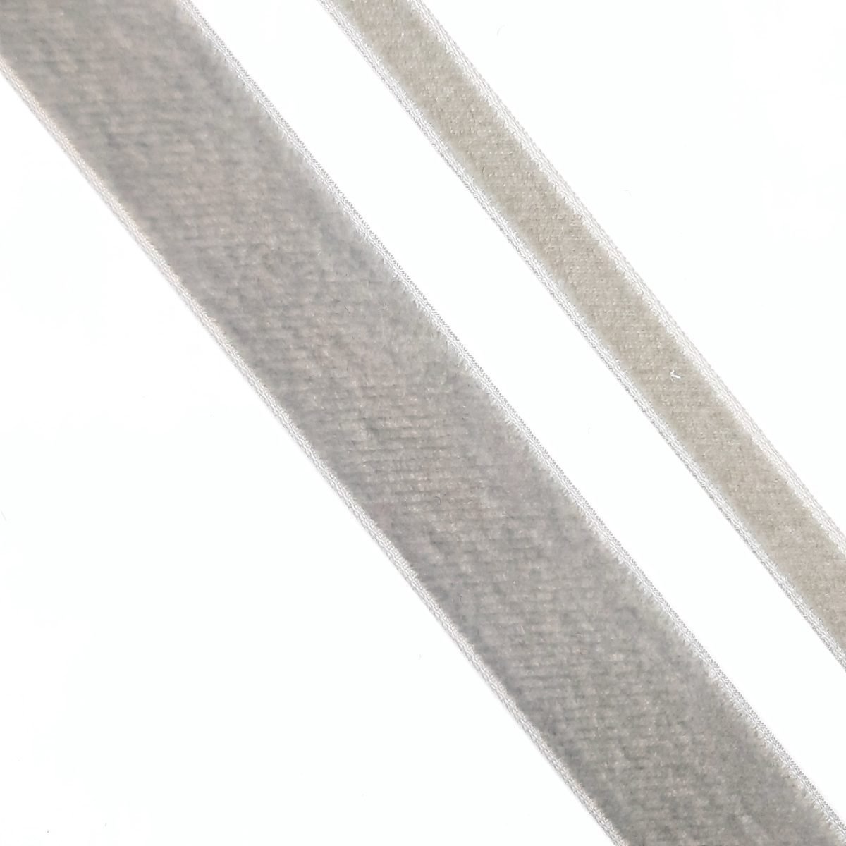 Cinta de terciopelo gris