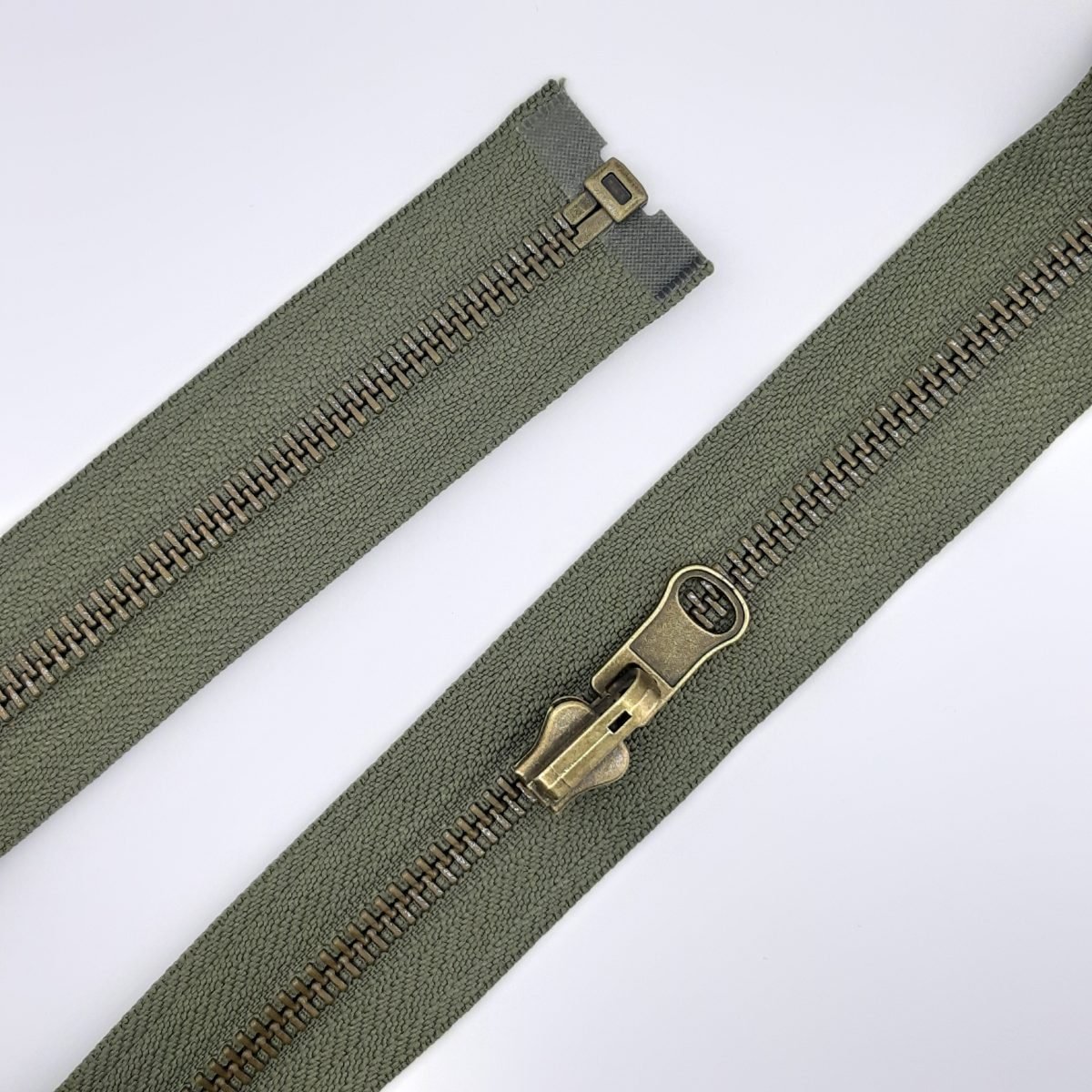 Cremallera reversible separador verde kaki.