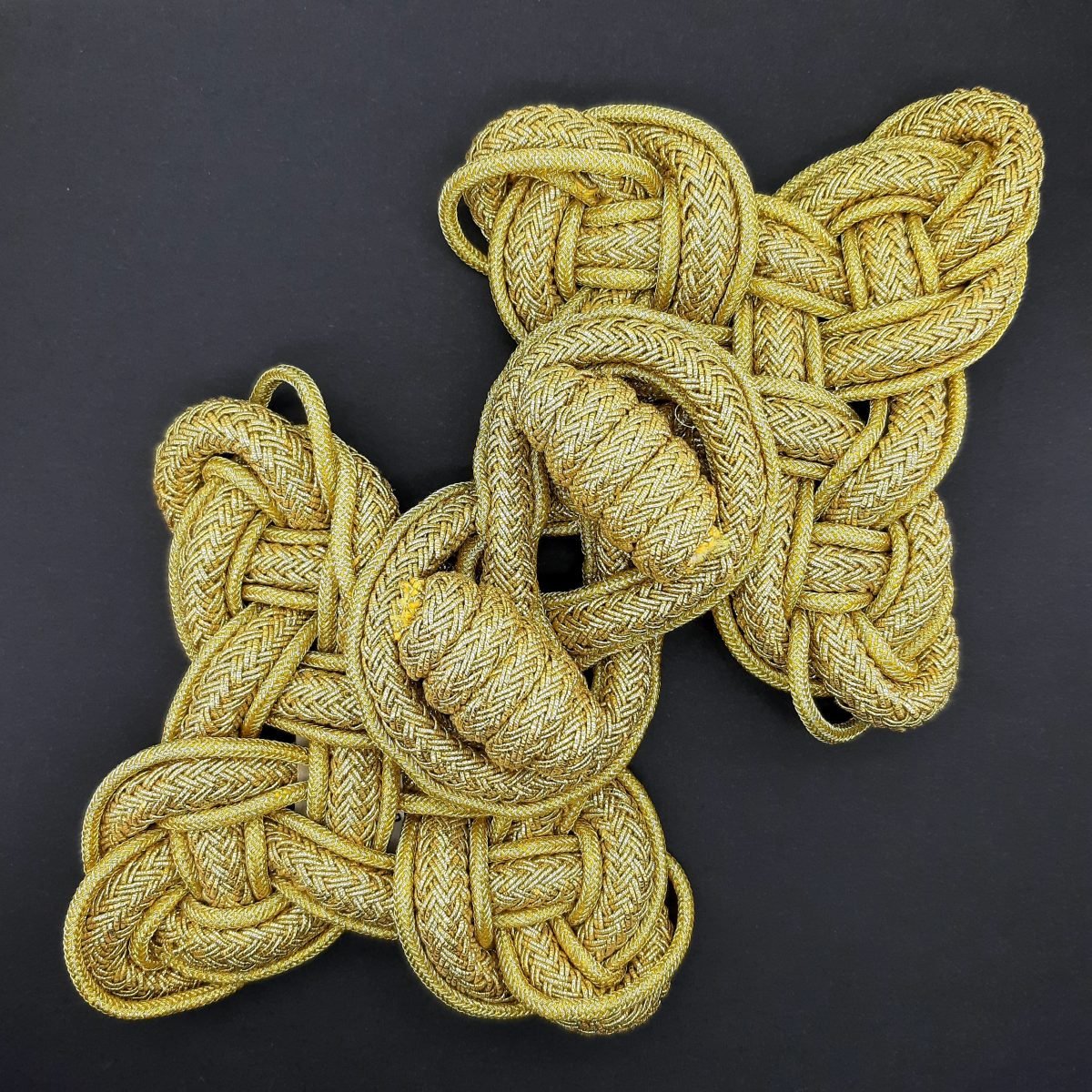 Broche alamar metalizado dorado grande de 17,5 x 12,5 cms