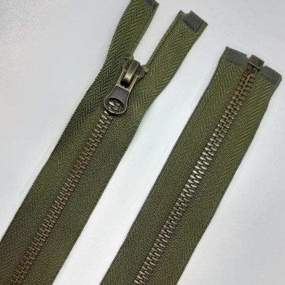 Cremallera separador metálica verde kaki 65cms diente oro viejo.