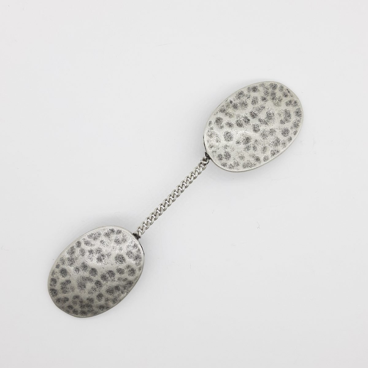 Broche con pinza y cadena metálico plata vieja