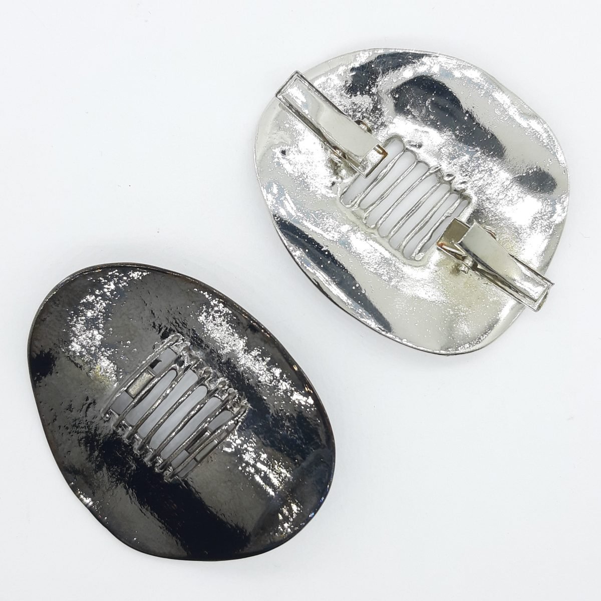 Broche con pinza metálico negro pavonado