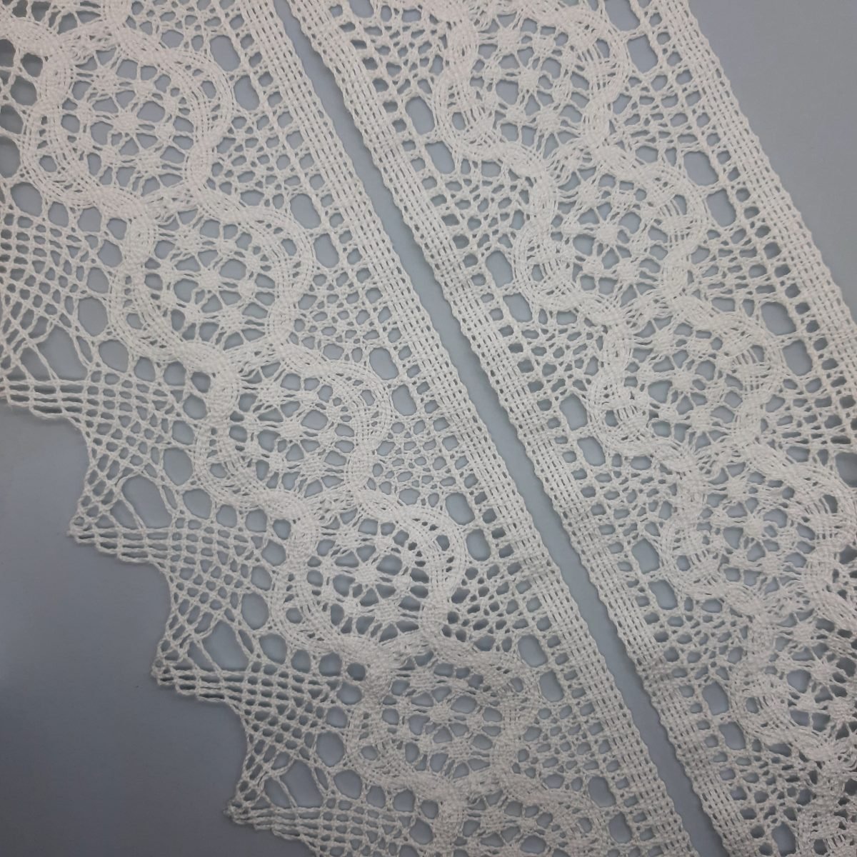 Puntilla bolillo picos de 9 cms blanco roto