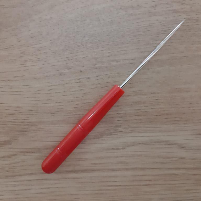 Punzón metálico para costura.