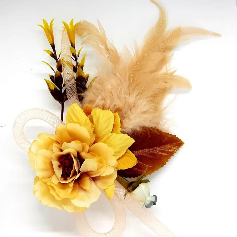 Broche aplique multicolor de flores secas.