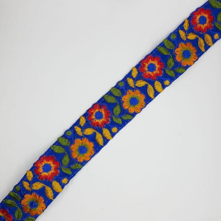 Galón cinta con flores bordadas multicolor.